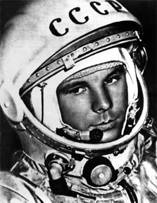 Юрий Гагарин - первый космонавт планеты Земля