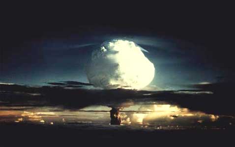 Взрыв водородной бомбы. Первый термоядерный заряд взорван 1 ноября 1952 года США
