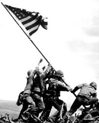 Морские пехотинцы водружают американский флаг над Фудзиямой